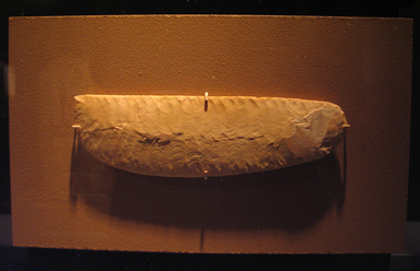  <em>Large Knife</em>, ca. 3400-3200 B.C.E. Chert, 2 3/8 x 1/4 x 7 7/8 in. (6 x 0.7 x 20 cm). Brooklyn Museum, Charles Edwin Wilbour Fund, 09.889.121. Creative Commons-BY (Photo: Brooklyn Museum, CUR.09.889.121_tlf.jpg)