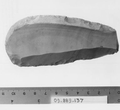  <em>Large Scraper</em>, ca. 4400-3100 B.C.E. Flint, 1 7/8 x 4 3/16 in. (4.7 x 10.6 cm). Brooklyn Museum, Charles Edwin Wilbour Fund, 09.889.137. Creative Commons-BY (Photo: Brooklyn Museum, CUR.09.889.137_NegA_print_bw.jpg)