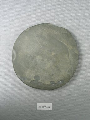  <em>Circular Palette</em>. Slate, 4 7/16 x 1/2 x 4 7/16 in. (11.2 x 1.3 x 11.2 cm). Brooklyn Museum, Charles Edwin Wilbour Fund, 09.889.182. Creative Commons-BY (Photo: Brooklyn Museum, CUR.09.889.182_overall.jpg)