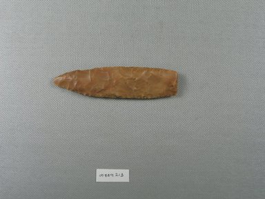 <em>Spearhead</em>, ca. 4400–3100 B.C.E. Flint, 1 x 1/4 x 4 in. (2.5 x 0.7 x 10.2 cm). Brooklyn Museum, Charles Edwin Wilbour Fund, 09.889.213. Creative Commons-BY (Photo: Brooklyn Museum, CUR.09.889.213_overall.jpg)