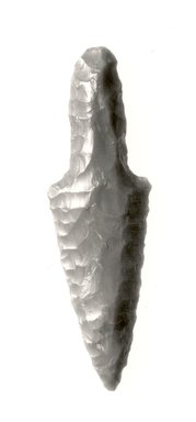  <em>Arrowhead</em>, ca. 3500-3100 B.C.E. Flint, 13/16 x 2 3/4 in. (2.1 x 7 cm). Brooklyn Museum, Charles Edwin Wilbour Fund, 09.889.219. Creative Commons-BY (Photo: Brooklyn Museum, CUR.09.889.219_negA_bw.jpg)
