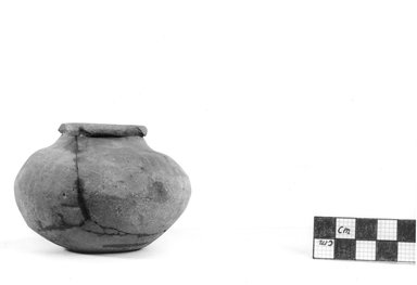 <em>Urn</em>, ca. 4400-3100 B.C.E. Terracotta Brooklyn Museum, Charles Edwin Wilbour Fund, 09.889.434. Creative Commons-BY (Photo: Brooklyn Museum, CUR.09.889.434_NegA_print_bw.jpg)