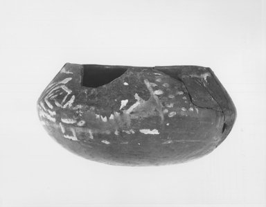  <em>Flat Urn</em>, ca. 4400-3100 B.C.E. Clay, pigment, 2 11/16 x 5 11/16 in. (6.8 x 14.4 cm). Brooklyn Museum, Charles Edwin Wilbour Fund, 09.889.443. Creative Commons-BY (Photo: Brooklyn Museum, CUR.09.889.443_NegE_print_bw.jpg)
