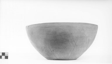  <em>Deep Dish</em>, ca. 3100-2675 B.C.E. Clay, 4 1/2 × greatest diam. 9 1/8 in. (11.5 × 23.2 cm). Brooklyn Museum, Charles Edwin Wilbour Fund, 09.889.467. Creative Commons-BY (Photo: Brooklyn Museum, CUR.09.889.467_NegA_print_bw.jpg)