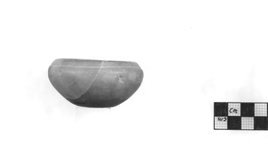  <em>Flat Cup</em>, ca. 3100-2675 B.C.E. Egyptian alabaster (calcite), 1 7/16 x greatest diam. 2 3/4 in. (3.6 x 7 cm). Brooklyn Museum, Charles Edwin Wilbour Fund, 09.889.46. Creative Commons-BY (Photo: Brooklyn Museum, CUR.09.889.46_NegA_print_bw.jpg)
