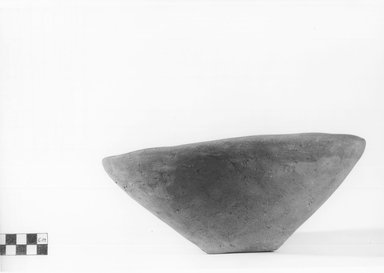  <em>Deep Dish</em>. Terracotta, Diameter 8 1/2 in. (21.6 cm) to 9 3/4 in. (24.8 cm). Brooklyn Museum, Charles Edwin Wilbour Fund, 09.889.483. Creative Commons-BY (Photo: Brooklyn Museum, CUR.09.889.483_NegA_print_bw.jpg)