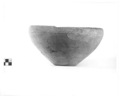  <em>Deep Dish</em>. Terracotta, 4 3/4 x Diam. 9 1/2 in. (12.1 x 24.1 cm). Brooklyn Museum, Charles Edwin Wilbour Fund, 09.889.490. Creative Commons-BY (Photo: Brooklyn Museum, CUR.09.889.490_NegA_print_bw.jpg)