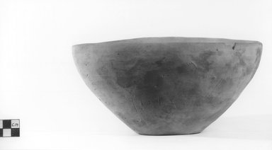  <em>Broad Flat Dish</em>. Terracotta, 2 1/2 x Diam. 8 1/2 in. (6.4 x 21.6 cm). Brooklyn Museum, Charles Edwin Wilbour Fund, 09.889.495. Creative Commons-BY (Photo: Brooklyn Museum, CUR.09.889.495_NegA_print_bw.jpg)