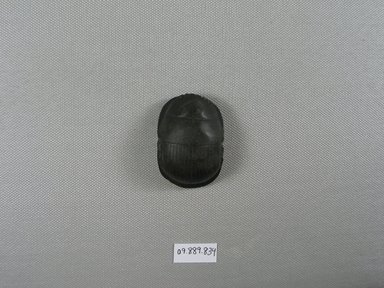 <em>Uninscribed Heart Scarab</em>, 664–332 B.C.E. Diorite or slate, 13/16 x 1 3/8 x 2 in. (2.1 x 3.5 x 5.1 cm). Brooklyn Museum, Charles Edwin Wilbour Fund, 09.889.834. Creative Commons-BY (Photo: Brooklyn Museum, CUR.09.889.834_view1.jpg)
