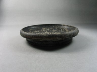 Greek. <em>Shallow Plate</em>, 450-400 B.C.E. Clay, pigment, 1 3/8 x Diam. 6 15/16 in. (3.5 x 17.7 cm). Brooklyn Museum, Gift of the Egypt Exploration Society, 12.910. Creative Commons-BY (Photo: Brooklyn Museum, CUR.12.910_view1.jpg)