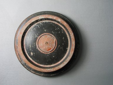 Greek. <em>Shallow Plate</em>, 450-400 B.C.E. Clay, pigment, 1 3/8 x Diam. 6 15/16 in. (3.5 x 17.7 cm). Brooklyn Museum, Gift of the Egypt Exploration Society, 12.910. Creative Commons-BY (Photo: Brooklyn Museum, CUR.12.910_view3.jpg)