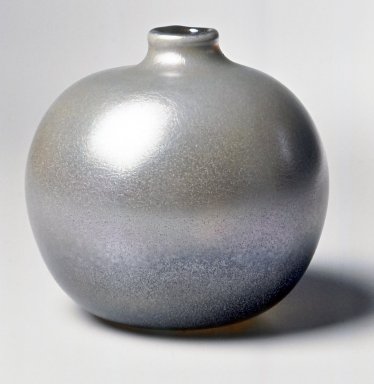 Dominick Labino (American, 1910–1987). <em>Vase</em>, 1968. Glass, 4 1/2 x 4 1/2 x 4 1/2 in. (11.4 x 11.4 x 11.4 cm). Brooklyn Museum, Gift of Emma and Jay Lewis, 1998.147.2. Creative Commons-BY (Photo: Brooklyn Museum, CUR.1998.147.2.jpg)