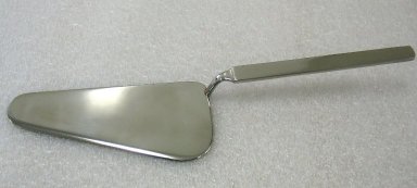 Achille Castiglioni (Italian, 1918-2002). <em>Cake Server, 'Dry' Pattern, Model 4180-15</em>, Designed 1982-1985. Stainless steel, length: (27.0 cm). Brooklyn Museum, Gift of Alessi S.p.A., 1999.40.39. Creative Commons-BY (Photo: Brooklyn Museum, CUR.1999.40.39.jpg)
