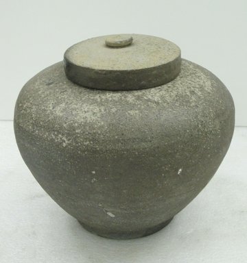  <em>Jar with Lid</em>, 5th-7th century. Stoneware with natural ash glaze, 8 1/8 x 9 1/16 in. (20.7 x 23 cm). Brooklyn Museum, The Peggy N. and Roger G. Gerry Collection, 2004.28.233a-b. Creative Commons-BY (Photo: Brooklyn Museum, CUR.2004.28.233a-b.jpg)