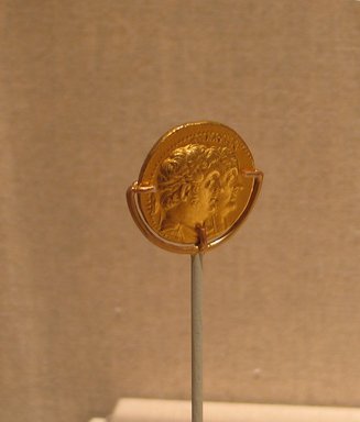  <em>Mnaieion -- Octadrachm (100 Mina Coin) of Ptolemy II</em>, 283-246 B.C.E. Gold, 1/4 x Diam. 1 in. (0.6 x 2.5 cm). Brooklyn Museum, Charles Edwin Wilbour Fund and Designated Purchase Fund, 2011.47. Creative Commons-BY (Photo: Brooklyn Museum, CUR.2011.47_wwg8_2013.jpg)