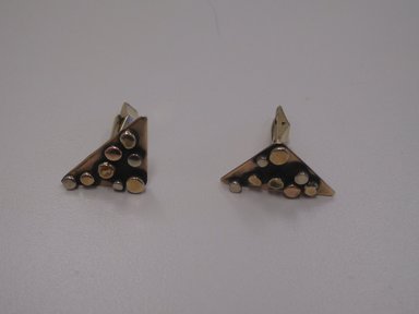 Art Smith (American, born Cuba, 1917–1982). <em>Pair of Cuff Links</em>, 1974. Gold and silver, 1 x 1 x 1/2 in. (2.5 x 2.5 x 1.3 cm). Brooklyn Museum, Gift of Linda Kandel Kuehl in loving memory of her husband, John R. Kuehl, 2011.89.4a-b. Creative Commons-BY (Photo: Brooklyn Museum, CUR.2011.89.4a-b_view1.jpg)