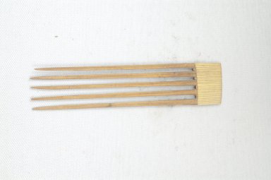  <em>Comb, Five Prongs</em>. Light Wood, 6 5/8 x 1 5/16 in. (16.8 x 3.3 cm). Brooklyn Museum, Gift of Thomas A. Eddy, 22.1069. Creative Commons-BY (Photo: Brooklyn Museum, CUR.22.1069_front_PS5.jpg)