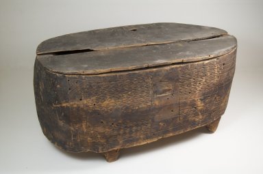  <em>Box, Hollowed Out</em>. Carved wood, 9 1/4 x 20 7/8 in. (23.5 x 53 cm). Brooklyn Museum, Museum Expedition 1922, Robert B. Woodward Memorial Fund, 22.1114. Creative Commons-BY (Photo: Brooklyn Museum, CUR.22.1114_side_PS5.jpg)