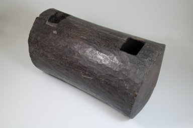  <em>Slit Drum</em>, late 19th or early 20th century. Wood, 18 7/8 x 11 in. (48.0 x 28.0 cm). Brooklyn Museum, Museum Expedition 1922, Robert B. Woodward Memorial Fund, 22.1291. Creative Commons-BY (Photo: Brooklyn Museum, CUR.22.1291_threequarter_top_PS5.jpg)