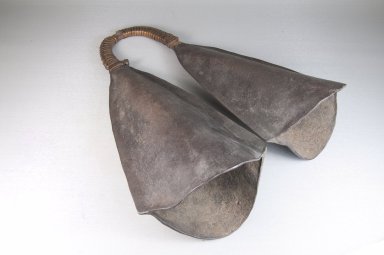  <em>Double Bell</em>, late 19th or early 20th century. Iron, 13 3/4 x 11 7/16 in. (34.9 x 29.1 cm). Brooklyn Museum, Museum Expedition 1922, Robert B. Woodward Memorial Fund, 22.1309. Creative Commons-BY (Photo: Brooklyn Museum, CUR.22.1309_threequarter_PS5.jpg)