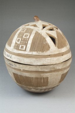  <em>Covered Bowl</em>, before 1922. Gourd, height: 5 7/8 in. (15 cm); diameter: 5 7/16 in. (13.8 cm). Brooklyn Museum, Museum Expedition 1922, Robert B. Woodward Memorial Fund, 22.1363. Creative Commons-BY (Photo: Brooklyn Museum, CUR.22.1363_front_PS5.jpg)