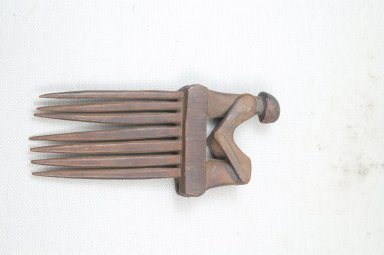  <em>Comb</em>. Wood, 2 3/16 x 4 15/16 in. (5.5 x 12.5 cm). Brooklyn Museum, Museum Expedition 1922, Robert B. Woodward Memorial Fund, 22.1469. Creative Commons-BY (Photo: Brooklyn Museum, CUR.22.1469_front_PS5.jpg)