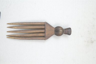  <em>Comb</em>. Wood, 1 3/16 x 5 1/4 in. (3 x 13.3 cm). Brooklyn Museum, Museum Expedition 1922, Robert B. Woodward Memorial Fund, 22.1470. Creative Commons-BY (Photo: Brooklyn Museum, CUR.22.1470_front_PS5.jpg)