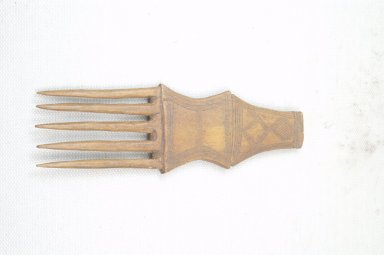  <em>Comb</em>. Wood, 1 3/4 x 5 9/16 in. (4.4 x 14.2 cm). Brooklyn Museum, Museum Expedition 1922, Robert B. Woodward Memorial Fund, 22.1471. Creative Commons-BY (Photo: Brooklyn Museum, CUR.22.1471_front_PS5.jpg)