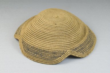 Kuba. <em>Basketry Flat Cap (Laket)</em>, late 19th–20th century. Raffia, height: 2 3/8 in. (6 cm); diameter: 9 1/16 in. (23 cm). Brooklyn Museum, Museum Expedition 1922, Robert B. Woodward Memorial Fund, 22.1609. Creative Commons-BY (Photo: Brooklyn Museum, CUR.22.1609_front_PS5.jpg)