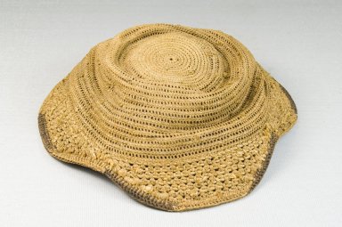 Kuba. <em>Basketry Flat Cap (Laket)</em>, late 19th–early 20th century. Raffia, height: 2 3/4 in. (7 cm); diameter: 6 1/2 in. (16.5 cm). Brooklyn Museum, Museum Expedition 1922, Robert B. Woodward Memorial Fund, 22.1621. Creative Commons-BY (Photo: Brooklyn Museum, CUR.22.1621_front_PS5.jpg)