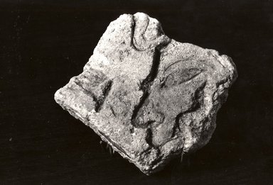  <em>Fragment of a Sunk Relief</em>, ca. 1352-1336 B.C.E. Limestone, 2 11/16 x 2 7/8 x 13/16 in. (6.8 x 7.3 x 2.1 cm). Brooklyn Museum, Gift of Egypt Exploration Society, 22.6. Creative Commons-BY (Photo: Brooklyn Museum, CUR.22.6_negA_bw.jpg)