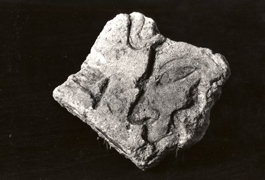  <em>Fragment of a Sunk Relief</em>, ca. 1352–1336 B.C.E. Limestone, 2 11/16 x 2 7/8 x 13/16 in. (6.8 x 7.3 x 2.1 cm). Brooklyn Museum, Gift of Egypt Exploration Society, 22.6. Creative Commons-BY (Photo: Brooklyn Museum, CUR.22.6_negA_bw.jpg)