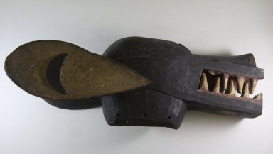 Baule. <em>Men’s Mask (Bo nun Amuin)</em>, late 19th or early 20th century. Wood, pigment, 11 x 14 15/16 x 37 3/8 in. (27.9 x 38 x 94.9 cm). Brooklyn Museum, Museum Expedition 1922, Robert B. Woodward Memorial Fund, 22.875. Creative Commons-BY (Photo: Brooklyn Museum, CUR.22.875_side_PS5.jpg)