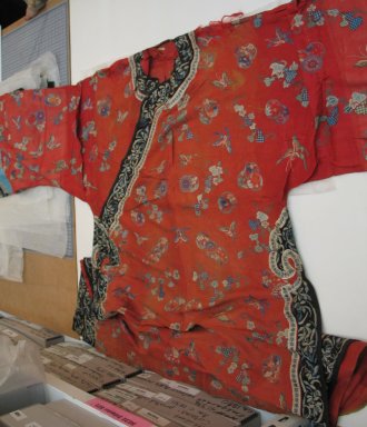  <em>Coat / Robe</em>. Silk gauze, silk embroidery, brass buttons, 29 1/2 x 51 15/16 in. (75 x 132 cm) (width at waist). Brooklyn Museum, Museum Expedition 1913-1914, Museum Collection Fund, 22861. Creative Commons-BY (Photo: Brooklyn Museum, CUR.22861.jpg)