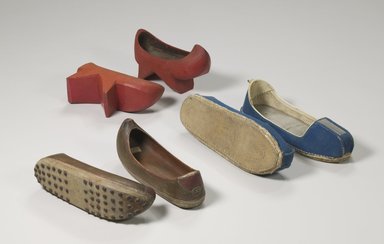  <em>Pair of Children's Clogs (Namakshin)</em>, 19th century. Wood, red paint, 3 5/16 x 11 5/8 in. (8.4 x 29.5 cm). Brooklyn Museum, Brooklyn Museum Collection, X1138a-b. Creative Commons-BY (Photo: , CUR.27.977.18a-b_X1139a-b_X1138a-b_view2_Collins_photo_NRICH.jpg)