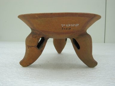 <em>Tripod Bowl</em>, 800-1500. Ceramic, pigment, 4 1/2 x 7 9/16 x 7 11/16 in. (11.4 x 19.2 x 19.5 cm). Brooklyn Museum, Gift of Mrs. Minor C. Keith in memory of her husband, 31.1431. Creative Commons-BY (Photo: Brooklyn Museum, CUR.31.1431_view1.jpg)