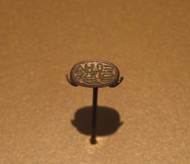  <em>Signet Ring Inscribed for Akhenaten</em>, ca. 1353–1336 B.C.E. Electrum, Diam. of inner part of ring 11/16 x Length of bezel 11/16 in. (1.7 x 1.7 cm). Brooklyn Museum, Charles Edwin Wilbour Fund, 33.681. Creative Commons-BY (Photo: Brooklyn Museum, CUR.33.681_erg456.jpg)