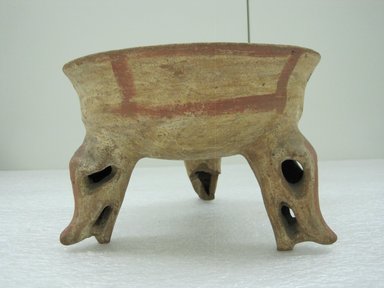  <em>Tripod Bowl</em>, 800-1500. Ceramic, pigment, 5 1/4 x 7 3/4 x 7 5/8 in. (13.3 x 19.7 x 19.4 cm). Brooklyn Museum, Alfred W. Jenkins Fund, 34.1613. Creative Commons-BY (Photo: Brooklyn Museum, CUR.34.1613_view1.jpg)