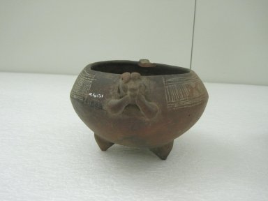  <em>Tripod Bowl</em>, 1000-1550. Ceramic, pigment, 4 x 6 1/16 x 7 in. (10.2 x 15.4 x 17.8 cm). Brooklyn Museum, Alfred W. Jenkins Fund, 34.1808. Creative Commons-BY (Photo: Brooklyn Museum, CUR.34.1808.jpg)