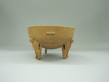  <em>Tripod Bowl</em>, 1000-1550. Ceramic, 4 1/2 x 7 1/8 x 7 in. (11.5 x 18.1 x 17.8 cm). Brooklyn Museum, Alfred W. Jenkins Fund, 34.1902. Creative Commons-BY (Photo: Brooklyn Museum, CUR.34.1902_view1.jpg)