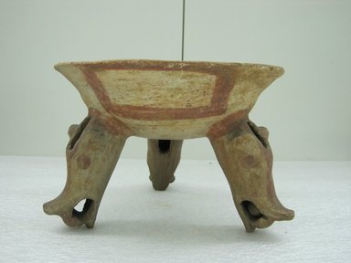  <em>Tripod Bowl</em>, 800-1500. Ceramic, pigment, 6 x 9 3/4 x 9 1/4 in. (15.2 x 24.8 x 23.5 cm). Brooklyn Museum, Alfred W. Jenkins Fund, 34.1905. Creative Commons-BY (Photo: Brooklyn Museum, CUR.34.1905_view1.jpg)