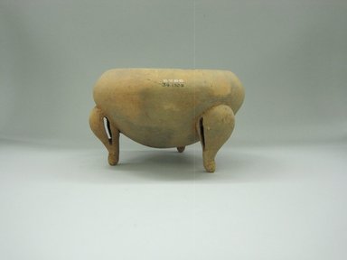  <em>Tripod Bowl</em>, 1000-1520. Ceramic, 5 1/4 x 9 x 8 3/4 in. (13.3 x 22.9 x 22.2 cm). Brooklyn Museum, Alfred W. Jenkins Fund, 34.1909. Creative Commons-BY (Photo: Brooklyn Museum, CUR.34.1909_view1.jpg)