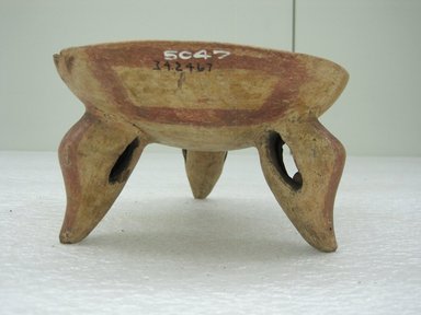  <em>Tripod Bowl</em>, 800-1500. Ceramic, pigment, 3 3/4 x 6 3/8 x 6 1/4 in. (9.5 x 16.2 x 15.9 cm). Brooklyn Museum, Alfred W. Jenkins Fund, 34.2467. Creative Commons-BY (Photo: Brooklyn Museum, CUR.34.2467_view1.jpg)