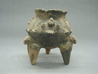  <em>Tripod Bowl</em>, 800-1550. Ceramic, 4 3/4 x 4 3/4 x 5 1/8 in. (12.1 x 12.1 x 13 cm). Brooklyn Museum, Alfred W. Jenkins Fund, 34.2556. Creative Commons-BY (Photo: Brooklyn Museum, CUR.34.2556_view1.jpg)