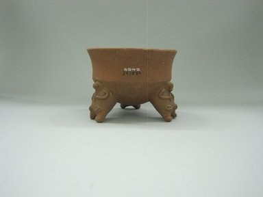  <em>Tripod Bowl</em>, 500-1000. Ceramic, 4 7/16 x 6 1/2 x 6 1/2 in. (11.3 x 16.5 x 16.5 cm). Brooklyn Museum, Alfred W. Jenkins Fund, 34.2589. Creative Commons-BY (Photo: Brooklyn Museum, CUR.34.2589_view1.jpg)