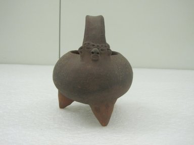  <em>Tripod Bowl with Strap Handle</em>, 700-1000. Ceramic, 5 x 4 x 4 in. (12.7 x 10.2 x 10.2 cm). Brooklyn Museum, Alfred W. Jenkins Fund, 34.2754. Creative Commons-BY (Photo: Brooklyn Museum, CUR.34.2754_view1.jpg)
