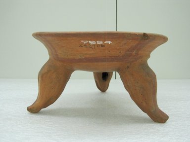  <em>Tripod Bowl</em>, 800–1500. Ceramic, pigment, 5 1/4 x 9 1/8 x 9 1/4 in. (13.3 x 23.2 x 23.5 cm). Brooklyn Museum, Alfred W. Jenkins Fund, 34.2906. Creative Commons-BY (Photo: Brooklyn Museum, CUR.34.2906_view1.jpg)