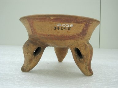  <em>Tripod Bowl</em>, 800-1500. Ceramic, pigment, 4 x 6 5/16 x 6 3/8 in. (10.2 x 16 x 16.2 cm). Brooklyn Museum, Alfred W. Jenkins Fund, 34.2915. Creative Commons-BY (Photo: Brooklyn Museum, CUR.34.2915_view1.jpg)