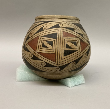 Pueblo (unidentified). <em>Jar with black and red spiral patterns on cream ground</em>. Clay, slip, 6 1/2 × 7 3/4 × 7 1/2 in. (16.5 × 19.7 × 19.1 cm). Brooklyn Museum, Brooklyn Museum Collection, 34.607. Creative Commons-BY (Photo: Brooklyn Museum, CUR.34.607_view01.jpg)