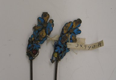  <em>Pair of Hair Pins Attached with Long Chains</em>. Brass, kingfisher feather, each: 13/16 x 10 3/4 in. (2 x 27.3 cm). Brooklyn Museum, Brooklyn Museum Collection, 34.940a-b. Creative Commons-BY (Photo: Brooklyn Museum, CUR.34.940a-b_detail1.jpg)